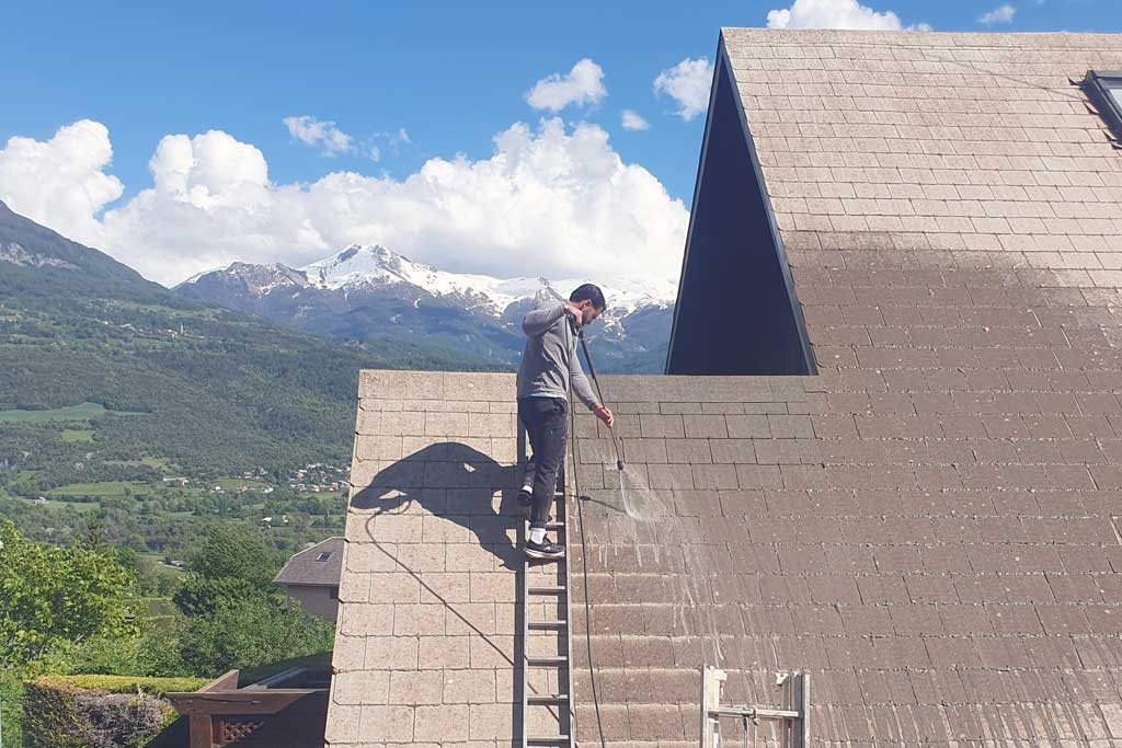 Artisan sur toiture à Embrun — application produit anti-mousse démoussage tuiles, Hautes-Alpes