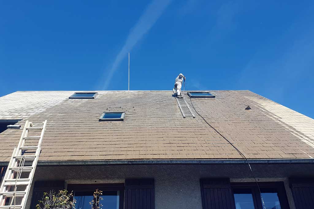 Nettoyage démoussage toiture tuiles — traitement haute pression biocide anti-mousse, Embrun Hautes-Alpes