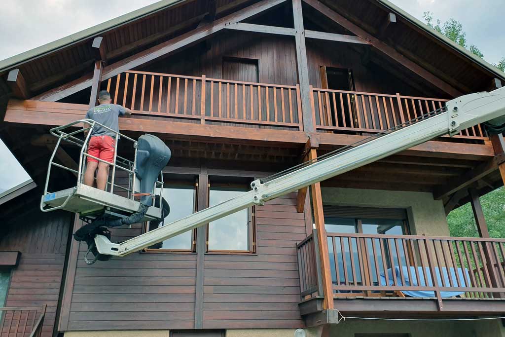 Rénovation balcon bois chalet — lasure et traitement anti-UV, Hautes-Alpes